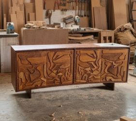 Buffet de madeira maciça Guaíra com composição frontal esculpida, da Anima Studio Design