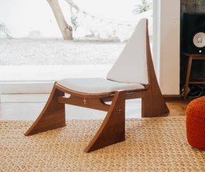 Poltrona de madeira maciça 308 da Anima Studio Design, inspirada na Igrejinha de Brasília